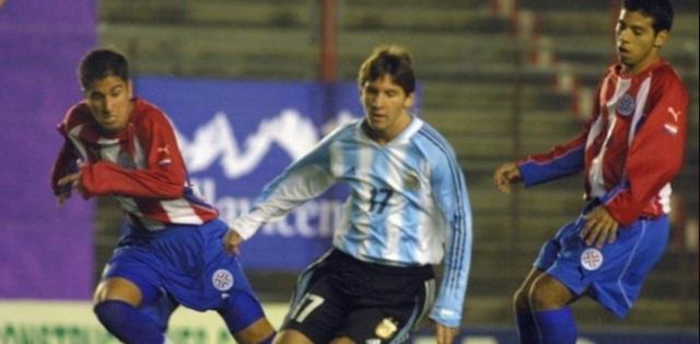 开云入口-【钩沉】2004年6月29日 梅西首穿阿根廷蓝白剑条衫！